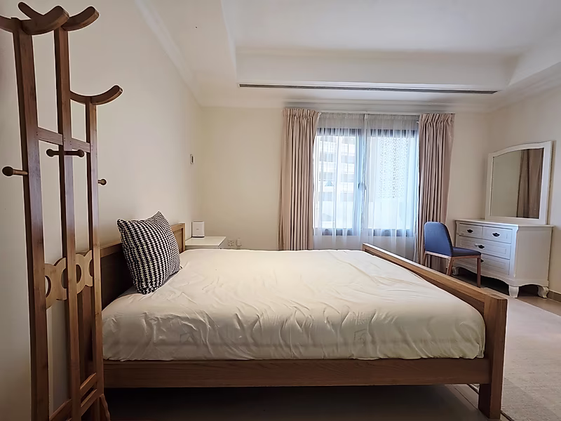 Fully Furnished 2-Bedroom Apartment – Porto Arabia with Marina-View Balcony - Photo 5