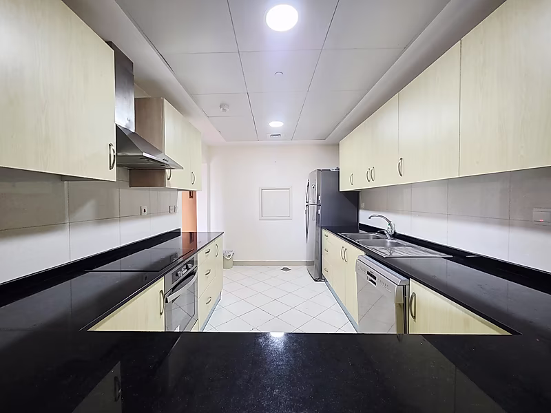Fully Furnished 2-Bedroom Apartment – Porto Arabia with Marina-View Balcony - Photo 11