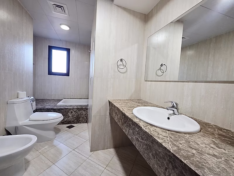 Fully Furnished 2-Bedroom Apartment – Porto Arabia with Marina-View Balcony - Photo 12