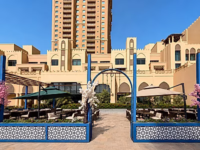 مطعم فاخر بإطلالة بحرية للبيع | اللؤلؤة