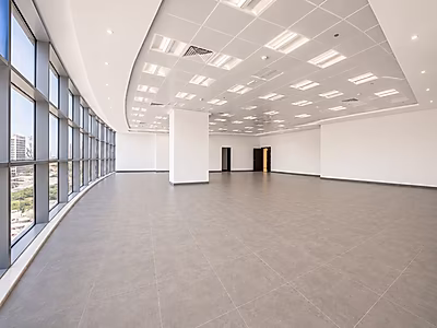 طابق تجاري كامل بمساحة 2052 مترًا مربعًا، درجة ممتازة (A+) فاخرة، مع إطلالات على الكورنيش في مشيرب.
