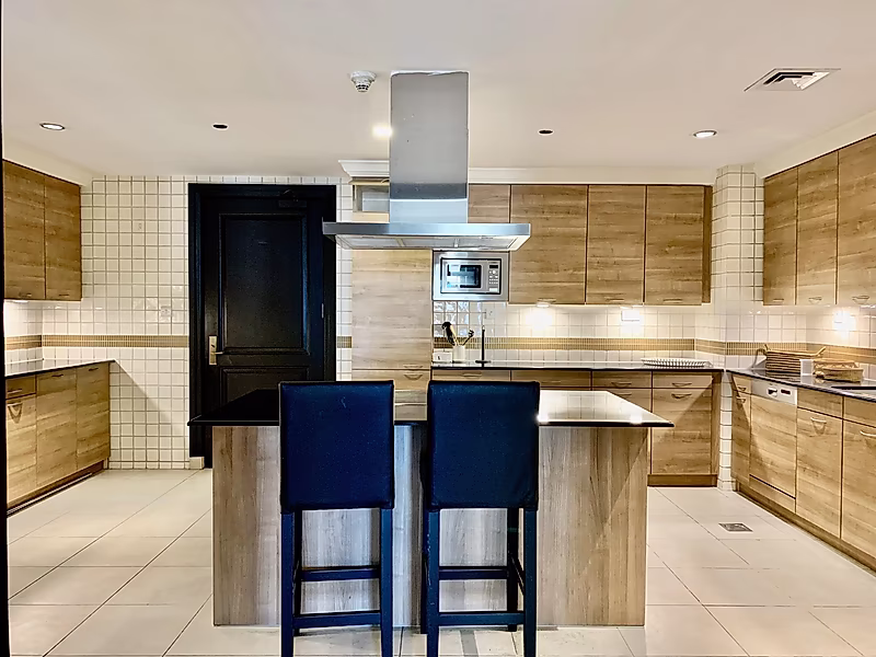LUXURIOUS SPACIOUS 3BED+MAID Apartment in Porto Arabia | The Pearl - Photo 3