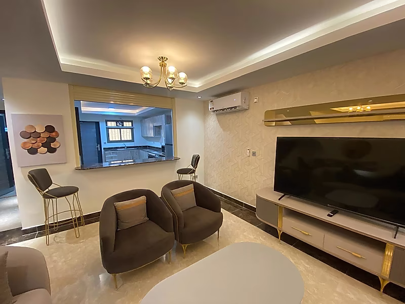 Spacious Luxury Villa with Elegant Interiors - Photo 10