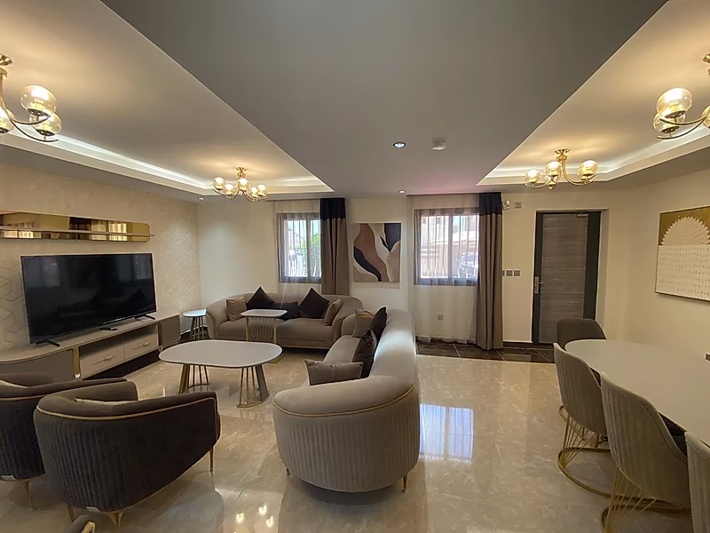 Spacious Luxury Villa with Elegant Interiors - Photo 14