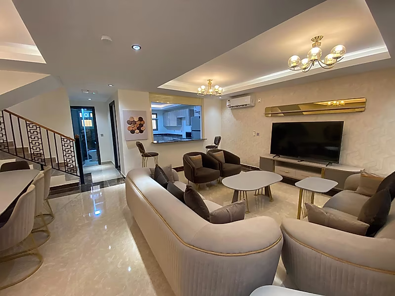 Spacious Luxury Villa with Elegant Interiors - Photo 1