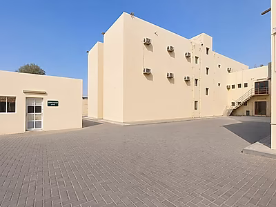 سكن عمال و3 مستودعات للإيجار