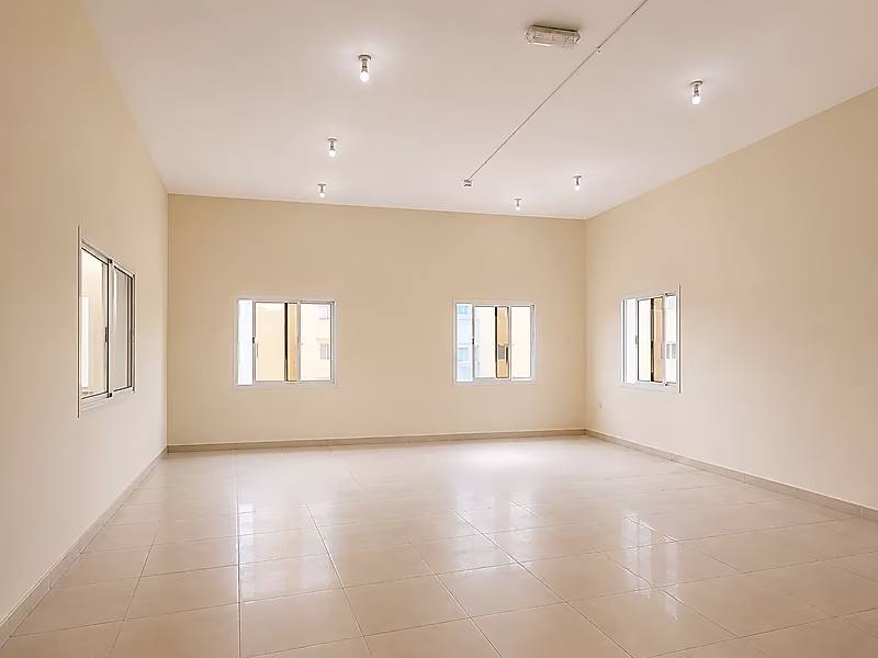 Premium Commercial Warehouse Compound | Birket Al Awamer | Warehouse + Showroom + Offices + Labor Accommodation - Photo 3