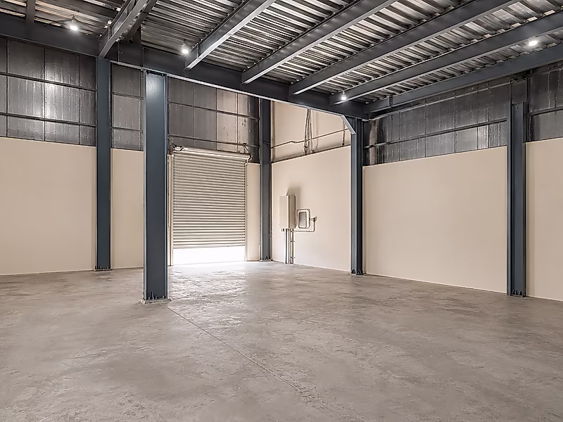 Premium Commercial Warehouse Compound | Birket Al Awamer | Warehouse + Showroom + Offices + Labor Accommodation - Photo 6