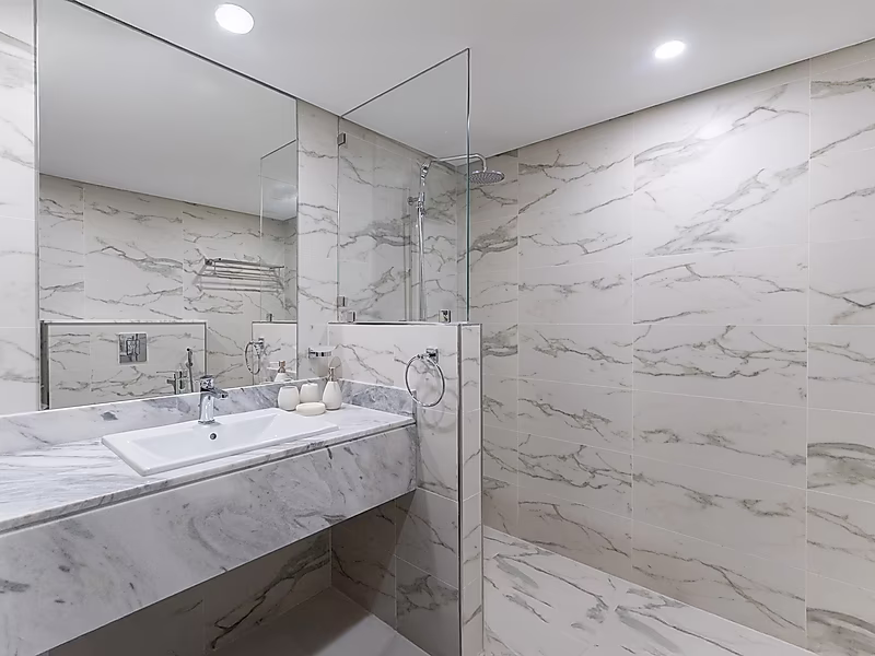 MODERN 2-BEDROOM APARTMENT WITH LUXURIOUS FINISHES | MARINA - Photo 18
