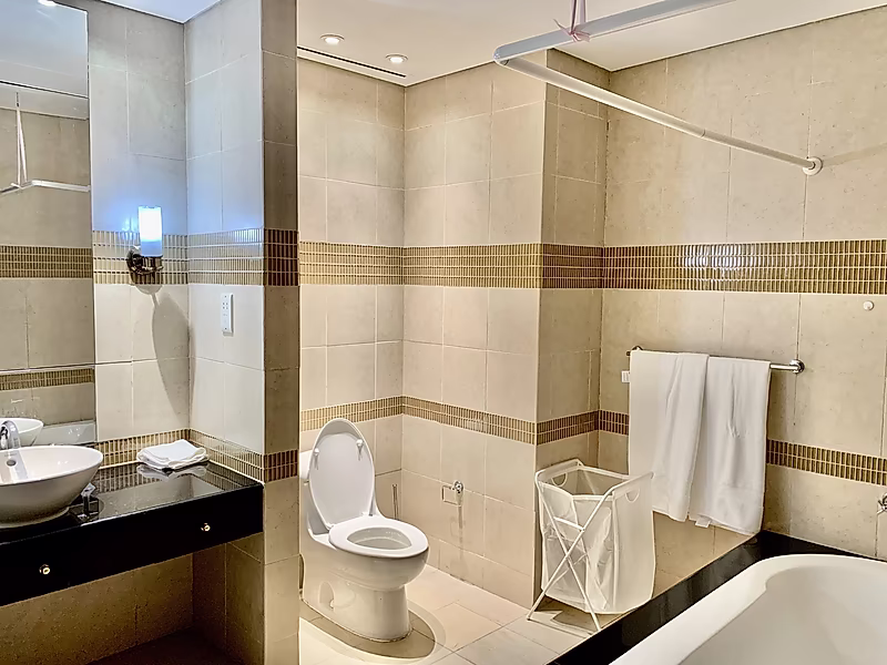 LUXURIOUS SPACIOUS 3BED+MAID Apartment in Porto Arabia | The Pearl - Photo 11