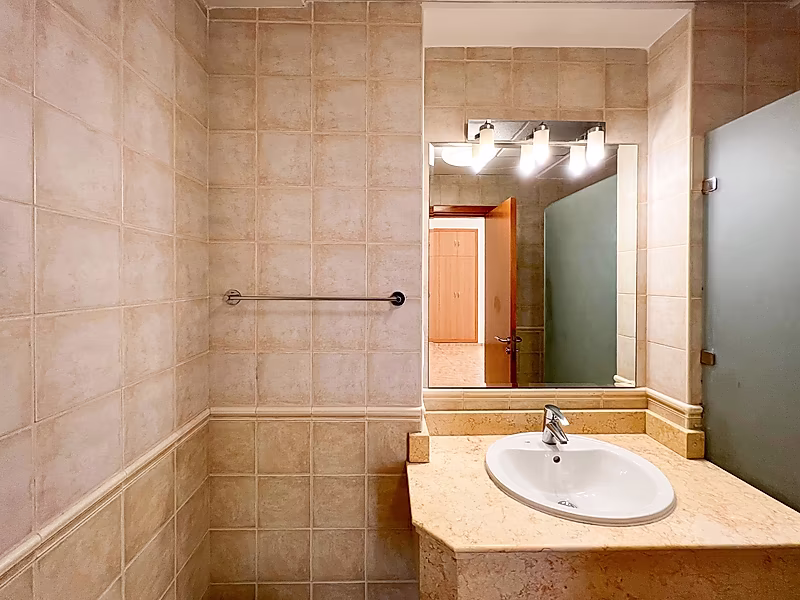 COMFORTABLE 3 BEDROOM APARTMENT IN WEST BAY - Photo 9