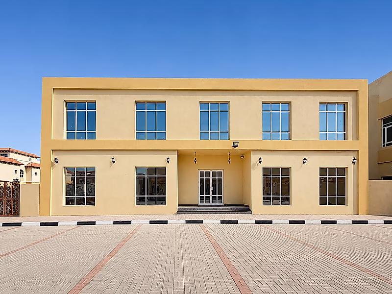 فيلا للإيجار في أم صلال، تضم 7 فلل، سكن للموظفين مكون من 6 غرف نوم - Photo 1
