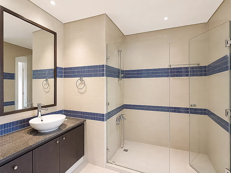 SPACIOUS 1-BEDROOM RESIDENCE | WATERFRONT LIVING - Photo 5