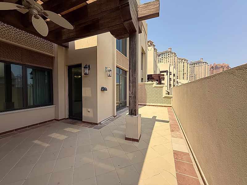 Exquisite 4BR Townhouse | Modern Living - Photo 19