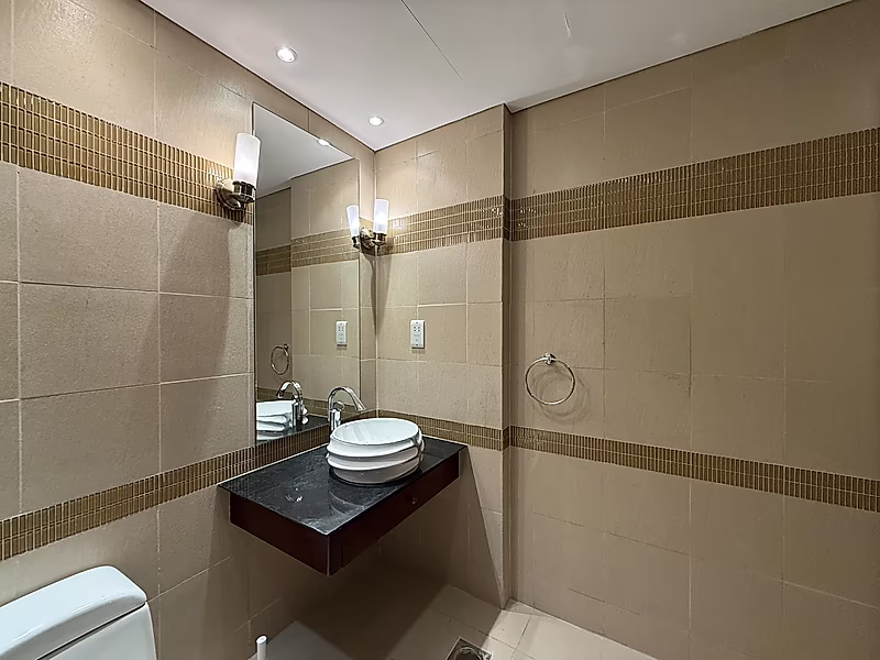Exquisite 4BR Townhouse | Modern Living - Photo 34