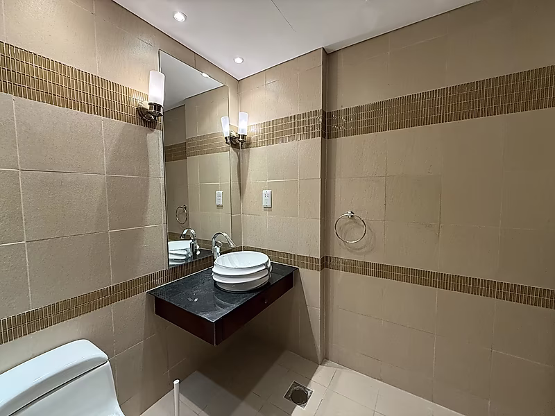 Exquisite 4BR Townhouse | Modern Living - Photo 36