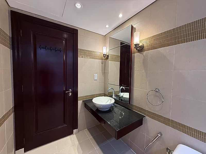Exquisite 4BR Townhouse | Modern Living - Photo 56