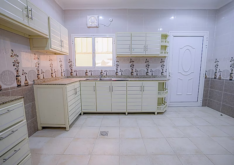 SPACIOUS 6BR STAFF ACCOMMODATION IN COMPOUND - Photo 14