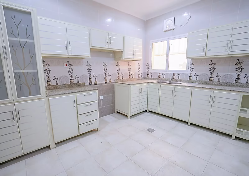 SPACIOUS 6BR STAFF ACCOMMODATION IN COMPOUND - Photo 20