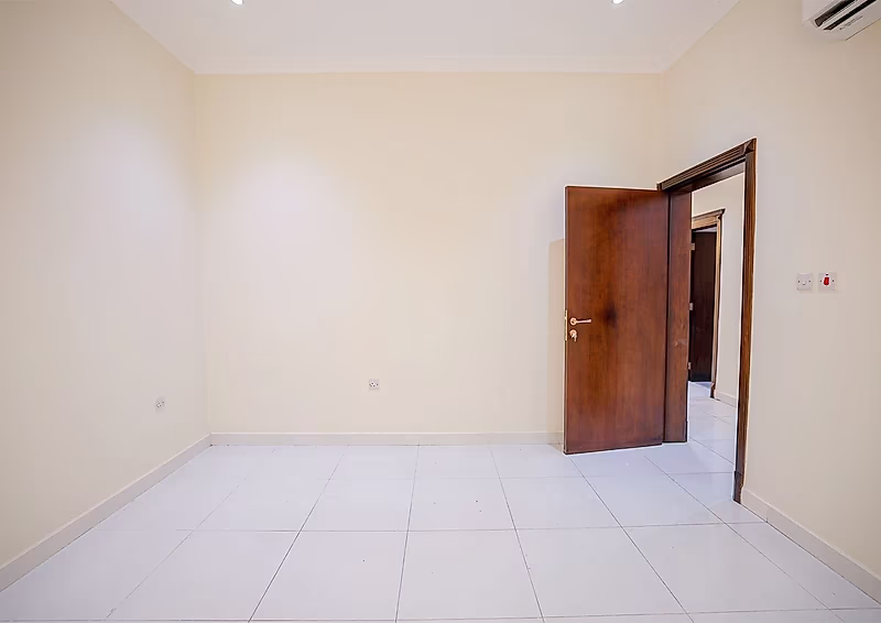 SPACIOUS 6BR STAFF ACCOMMODATION IN COMPOUND - Photo 39