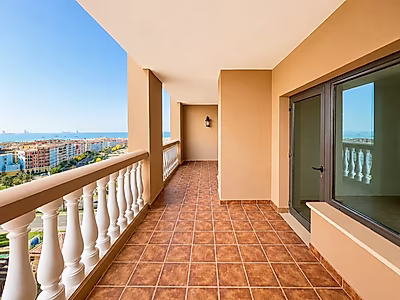 2 Br Fully Renovated Apartment | 186 SQM | Marina & Sea Views