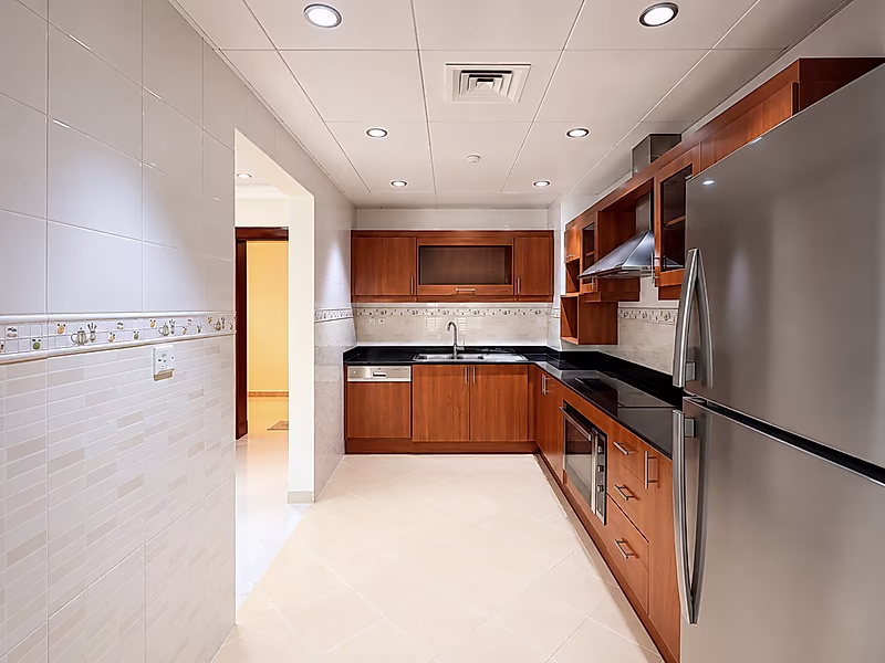 2 Br Fully Renovated Apartment | 186 SQM | Marina & Sea Views - Photo 13