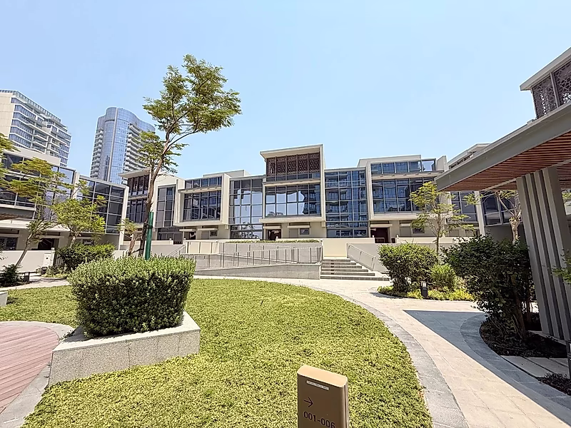 Elegant Townhouse for Sale in Seef | Modern Living in a Prime Location - Photo 1