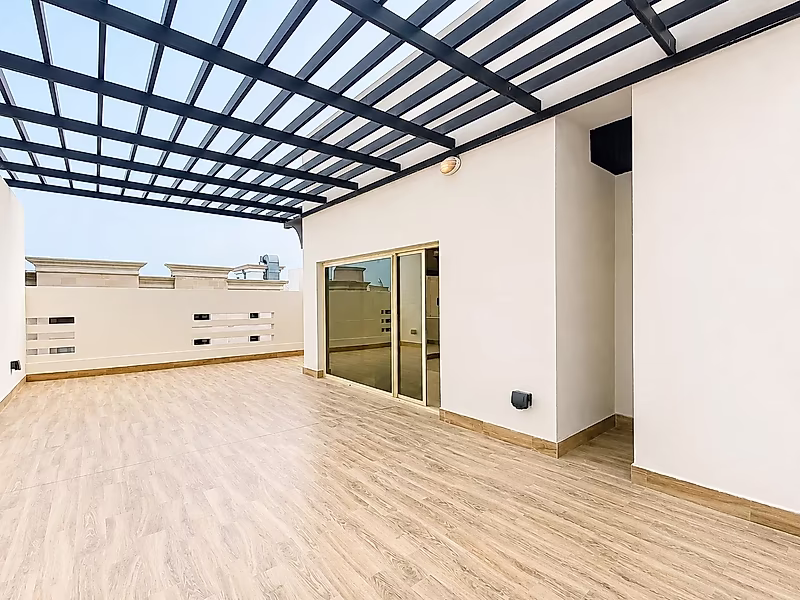 SPACIOUS 3 BEDROOM PENTHOUSE | BILLS INCLUDED - Photo 1