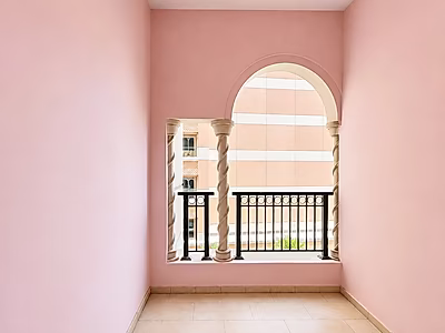 WELL-MAINTAINED STUDIO WITH BALCONY AND AMENITIES