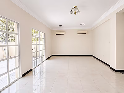 واحة عصرية مع حديقة واسعة