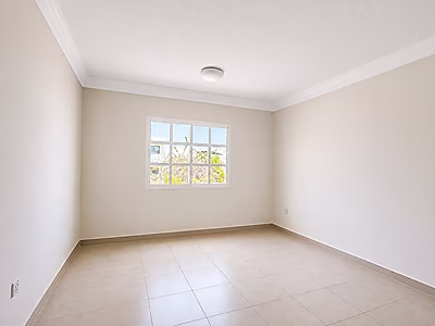 واحة عصرية مع حديقة واسعة