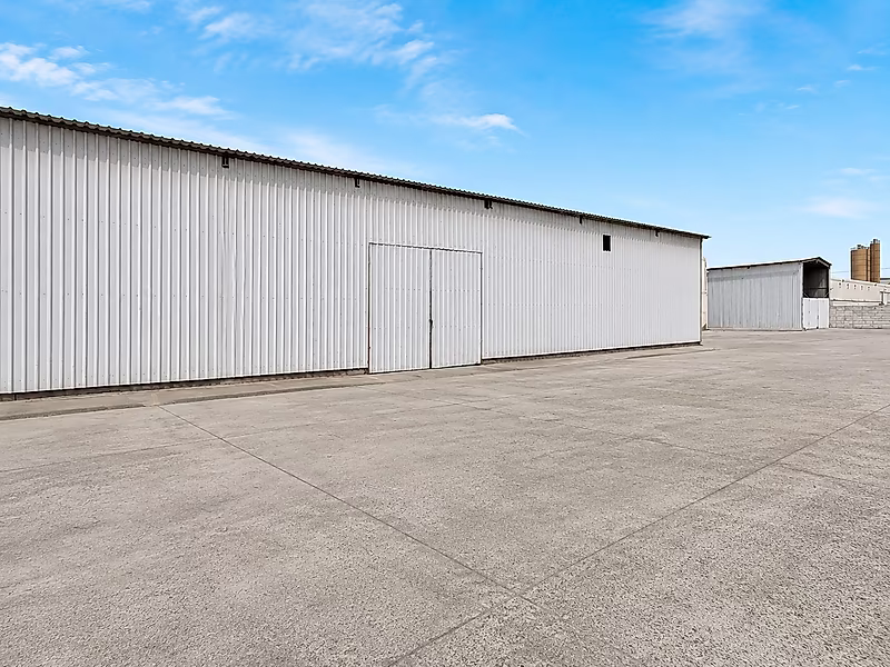 Warehouse for Rent in Old Industrial Area - Photo 4