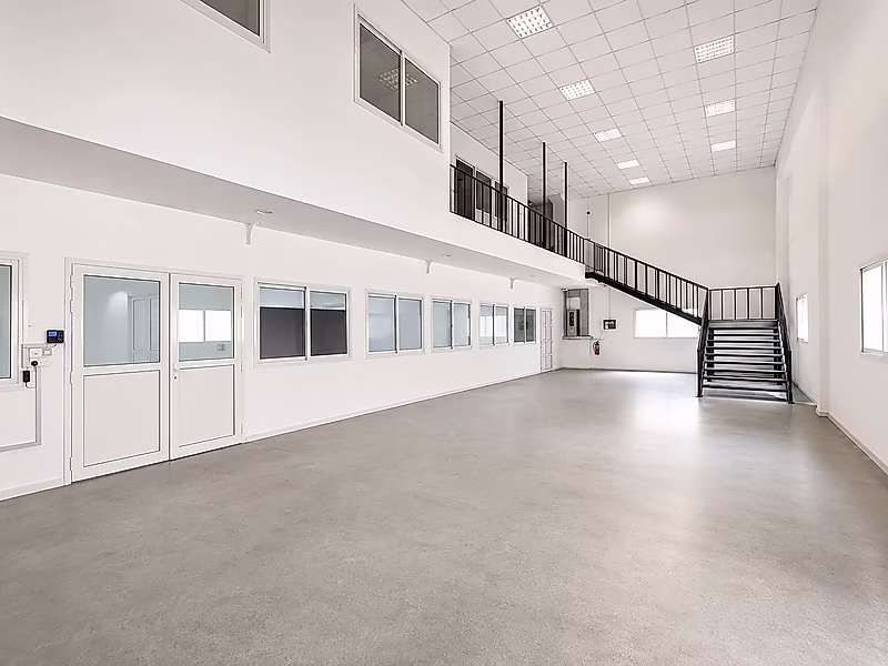 Warehouse for Rent in Old Industrial Area - Photo 4