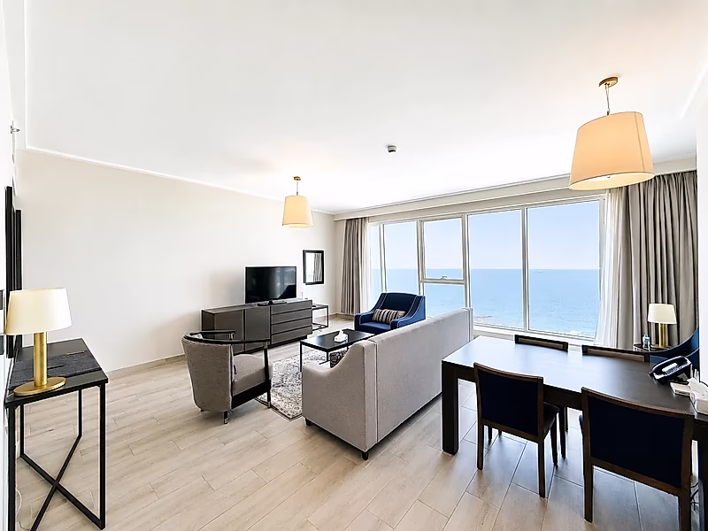Luxurious 1-Bedroom Apartment in West Bay with Spectacular Views - Photo 1