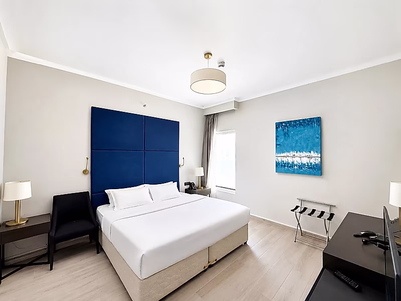 Luxurious 1-Bedroom Apartment in West Bay with Spectacular Views - Photo 2