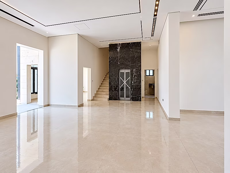 Spacious 7-Bedroom Villa for Sale in Huzoom – Ready to Move In - Photo 1