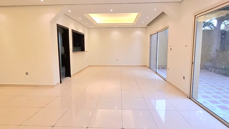 فيلا مكونة من 5 غرف نوم + غرفة خادمة في مجمع مناسب للعائلات - Photo 2