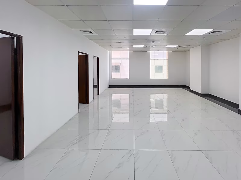 مكتب بمساحة 89 متر مربع مقسَّم بالكامل | الكورنيش - Photo 2