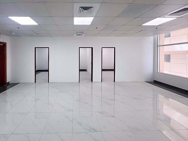 مكتب بمساحة 89 متر مربع مقسَّم بالكامل | الكورنيش - Photo 3