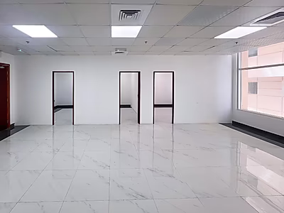 مكتب بمساحة 89 متر مربع مقسَّم بالكامل | الكورنيش