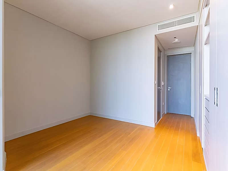 Expansive 3-Bedroom + Maid's Residence | 309 sqm - Photo 4