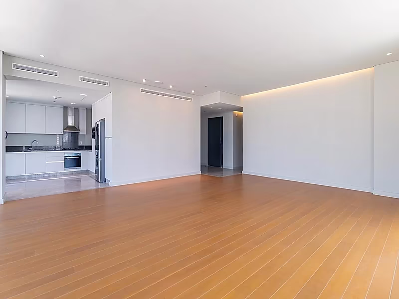 Expansive 3-Bedroom + Maid's Residence | 309 sqm - Photo 5