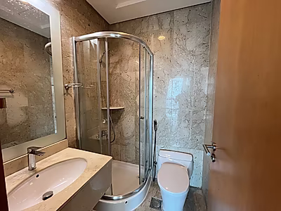 شقة عصرية بغرفتي نوم بتصميم حيوي