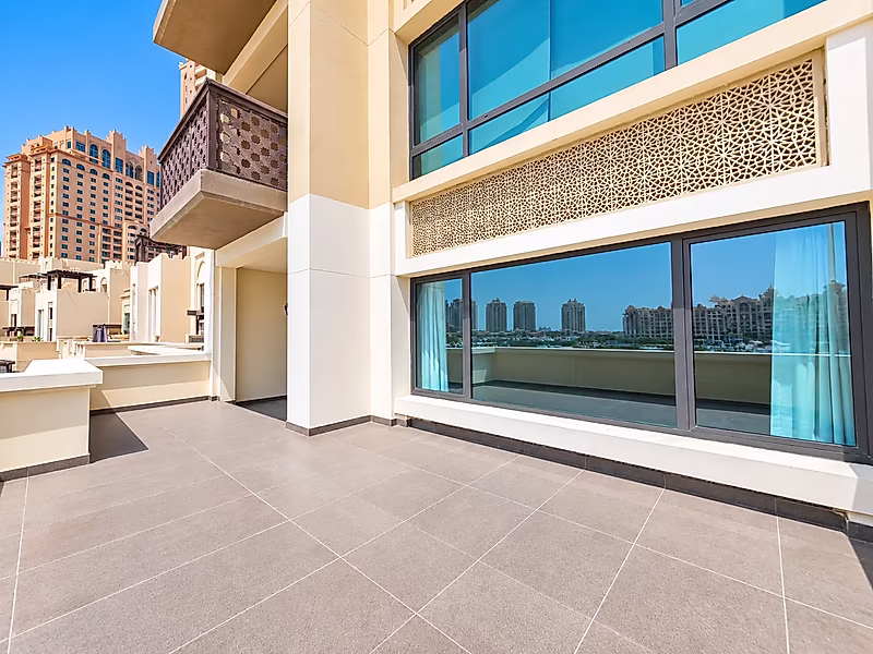 CHIC 2-BEDROOM TOWNHOUSE WITH MARINA VIEWS - Photo 1