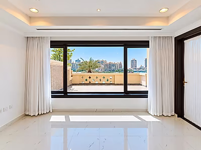 CHIC 2-BEDROOM TOWNHOUSE WITH MARINA VIEWS