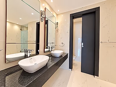 CHIC 2-BEDROOM TOWNHOUSE WITH MARINA VIEWS