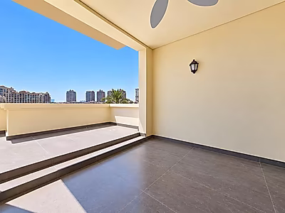 CHIC 2-BEDROOM TOWNHOUSE WITH MARINA VIEWS