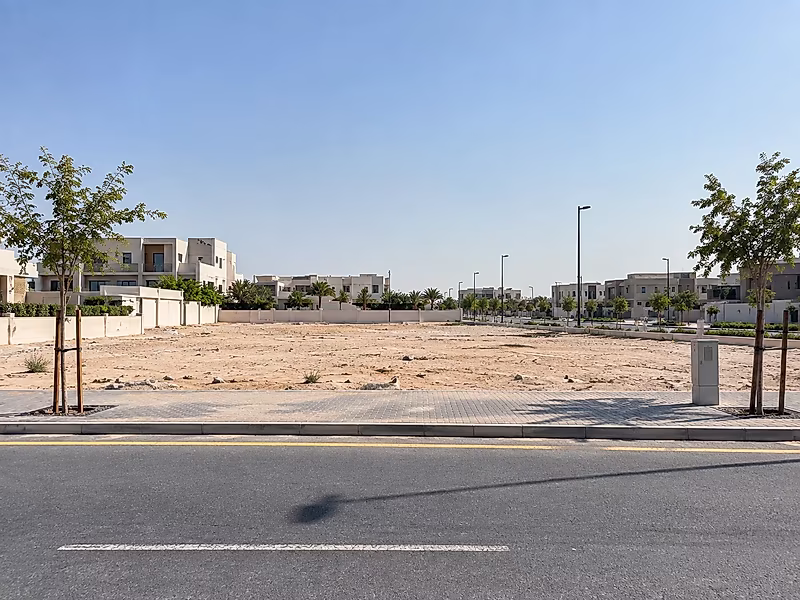 قطعة أرض لفيلا تطل على حديقة للبيع | 400 متر مربع | حزوم لوسيل - Photo 3