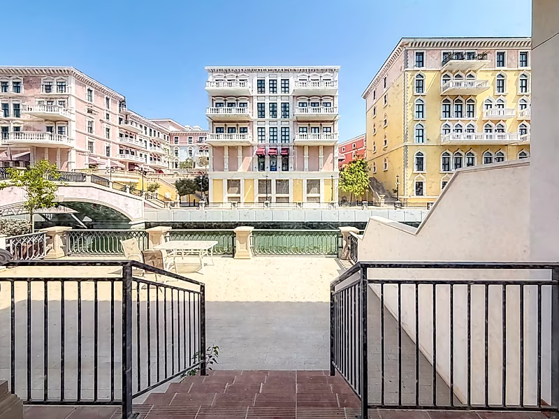 ELEGANT THREE-BEDROOM TOWNHOUSE WITH LUXURIOUS FINISHES - Photo 2