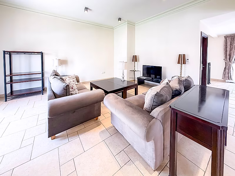 ELEGANT THREE-BEDROOM TOWNHOUSE WITH LUXURIOUS FINISHES - Photo 4